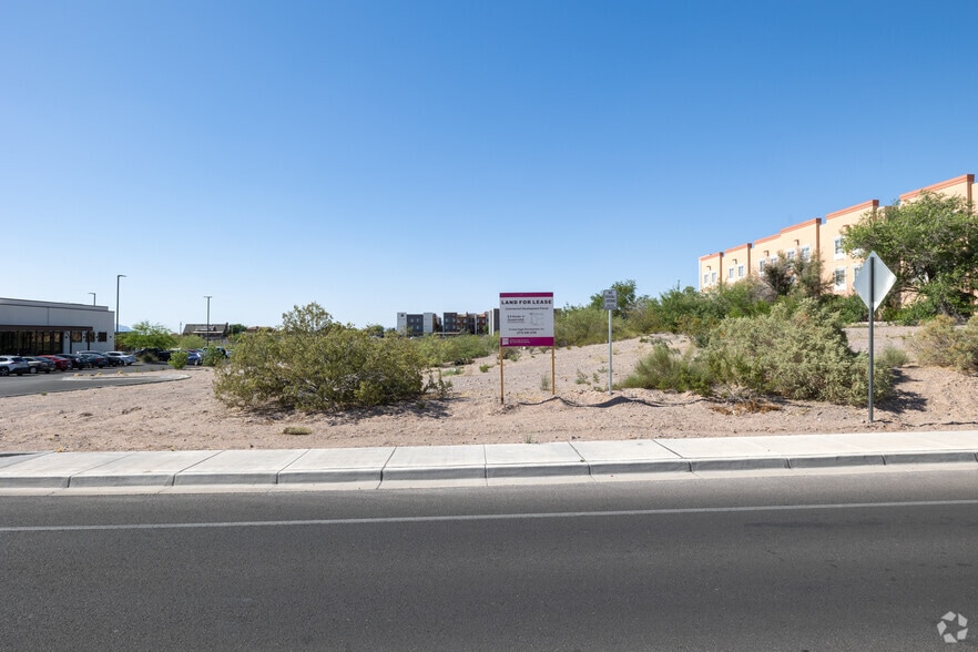 2141 S Triviz Dr, Las Cruces, NM à louer - Photo principale - Image 1 de 1