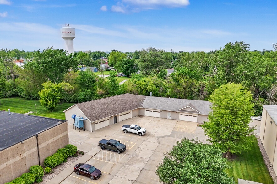 201 Campus Dr, Huxley, IA à vendre - Photo du bâtiment - Image 3 de 9