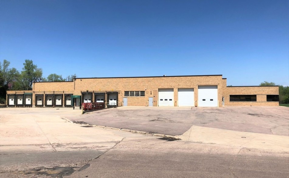 221 N Chapel Hill Rd, Sioux Falls, SD for lease - Building Photo - Image 2 of 16