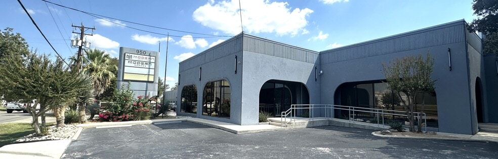 950 Isom Rd, San Antonio, TX for lease - Building Photo - Image 3 of 3
