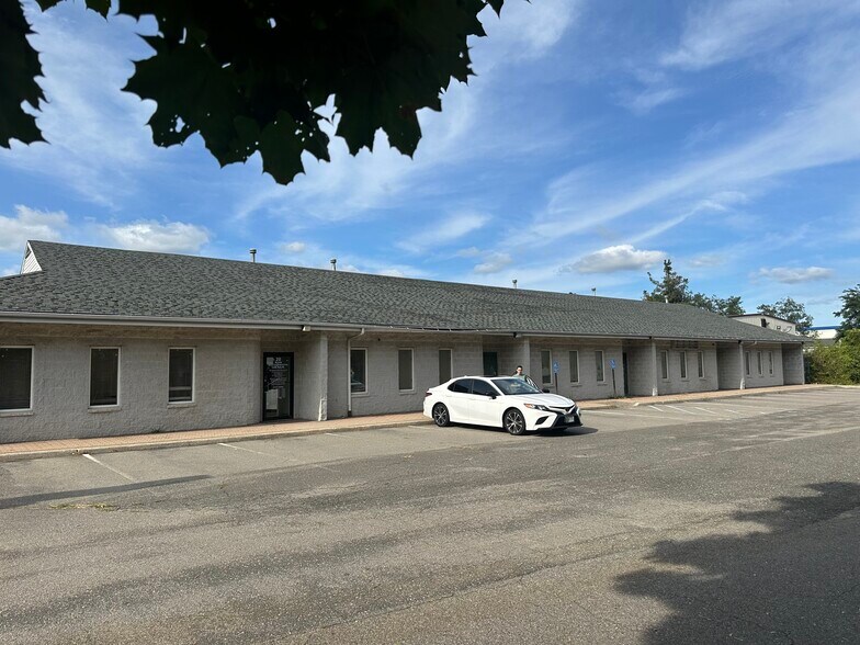 20-01 Grand Ave, Shirley, NY à vendre - Photo du bâtiment - Image 3 de 12