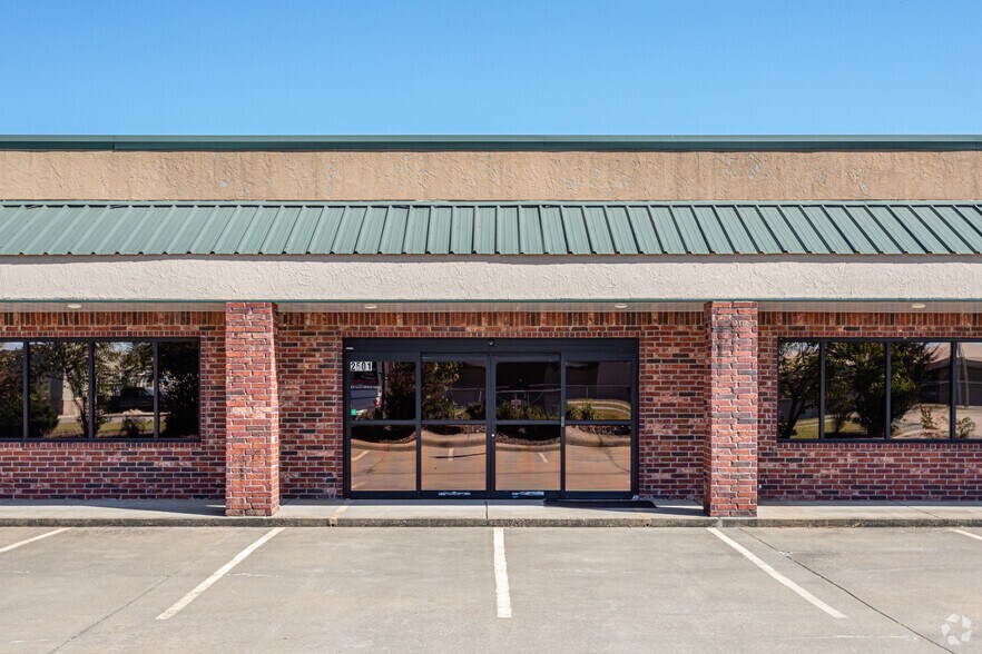 2501 SW Aviation St, Bentonville, AR à louer - Photo du bâtiment - Image 3 de 18