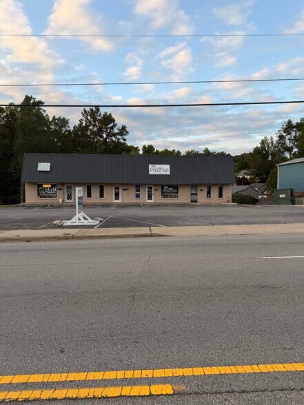 6818 Calhoun Memorial Hwy, Easley, SC à louer - Photo du bâtiment - Image 1 de 5
