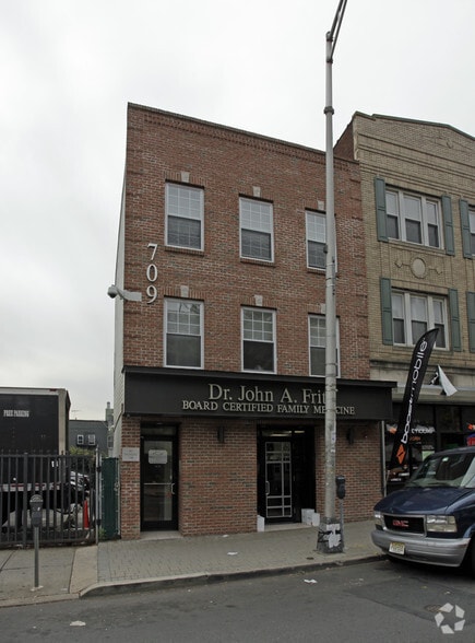 709 Newark Ave, Jersey City, NJ for lease - Primary Photo - Image 1 of 4