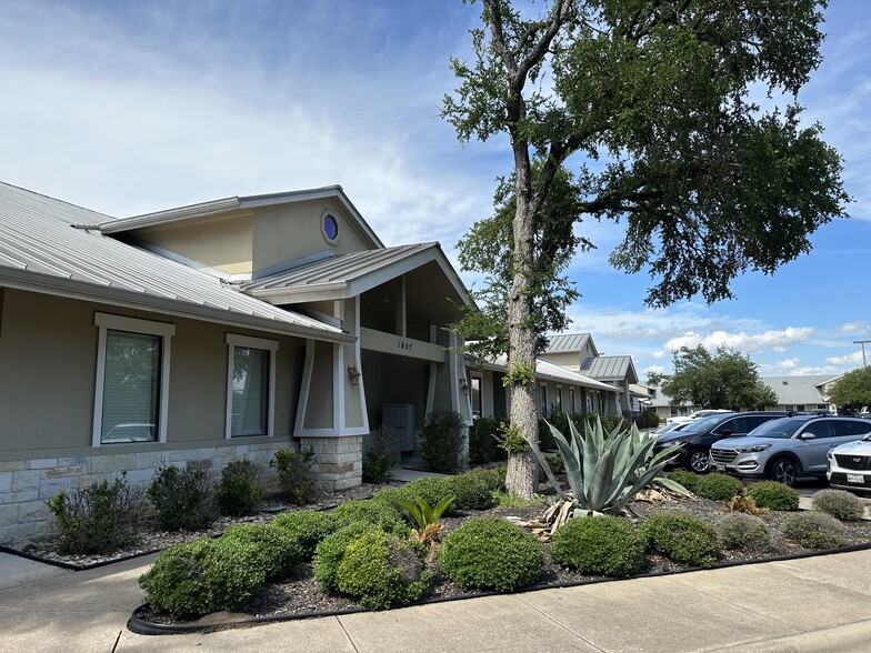 1907 Cypress Creek Rd, Cedar Park, TX for lease - Primary Photo - Image 1 of 9