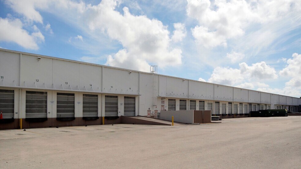 3200 NW 112th Ave, Miami, FL à louer - Photo du bâtiment - Image 2 de 16