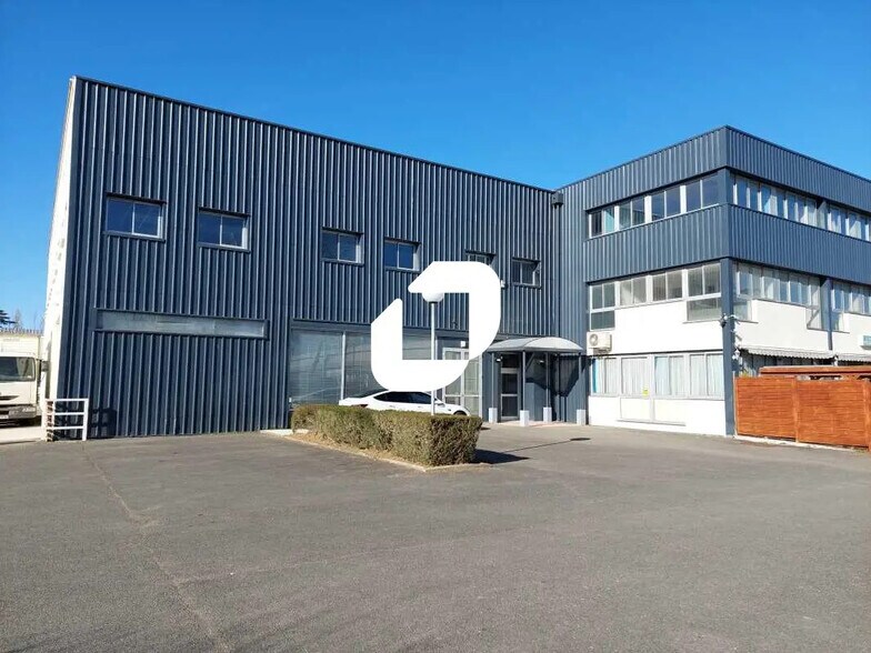 Office in Trappes for lease - Building Photo - Image 1 of 17