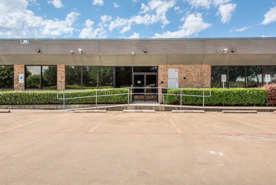 2951 Kinwest Pky, Irving, TX à louer - Photo du bâtiment - Image 3 de 27