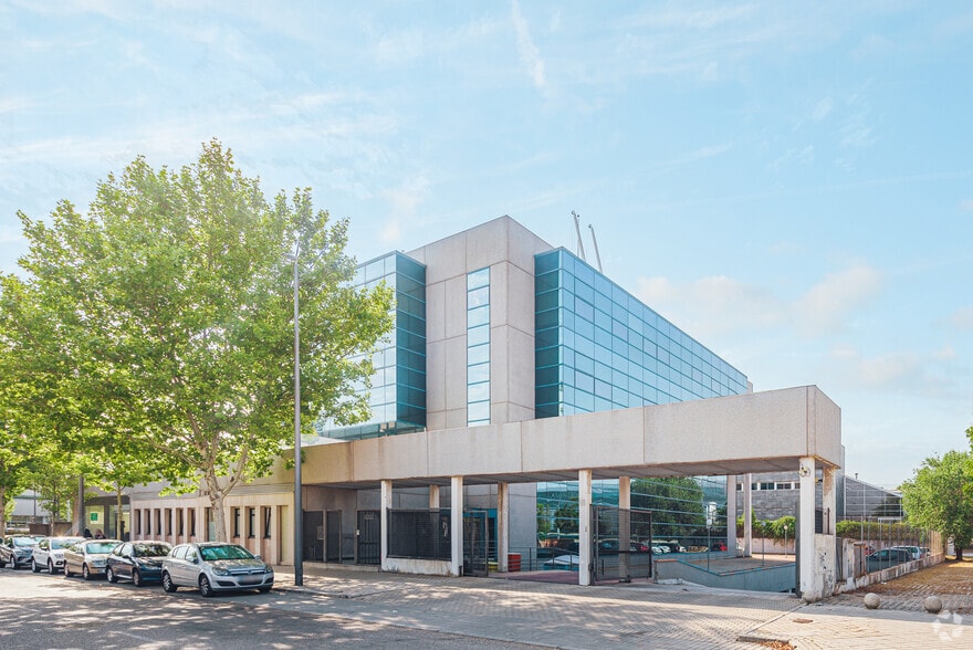 Calle Luis Buñuel, 2, Pozuelo de Alarcón, Madrid for lease - Primary Photo - Image 1 of 3
