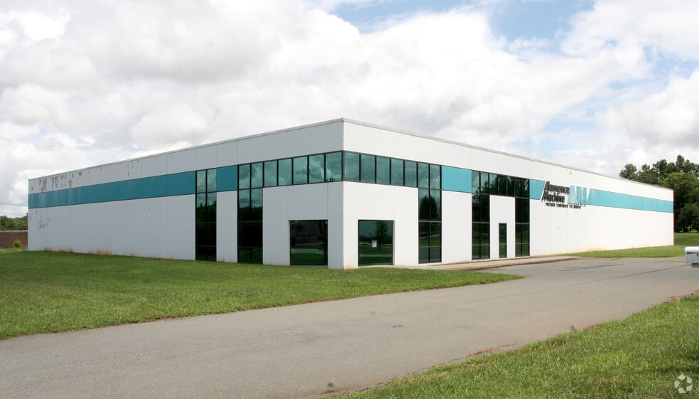 2056 Willow Springs Ln, Burlington, NC for sale - Primary Photo - Image 1 of 2