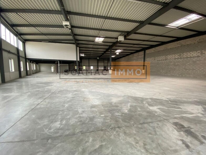 Flex in La Courneuve for lease - Interior Photo - Image 2 of 5