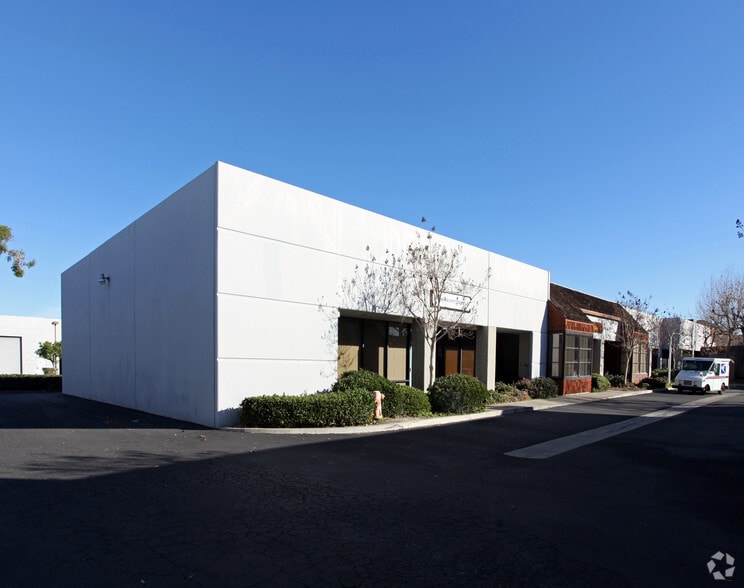 1584 N Batavia St, Orange, CA for lease - Building Photo - Image 1 of 5