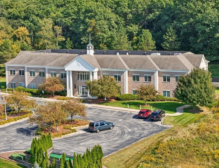 515 W North Shore Dr, Hartland, WI for lease - Building Photo - Image 3 of 6