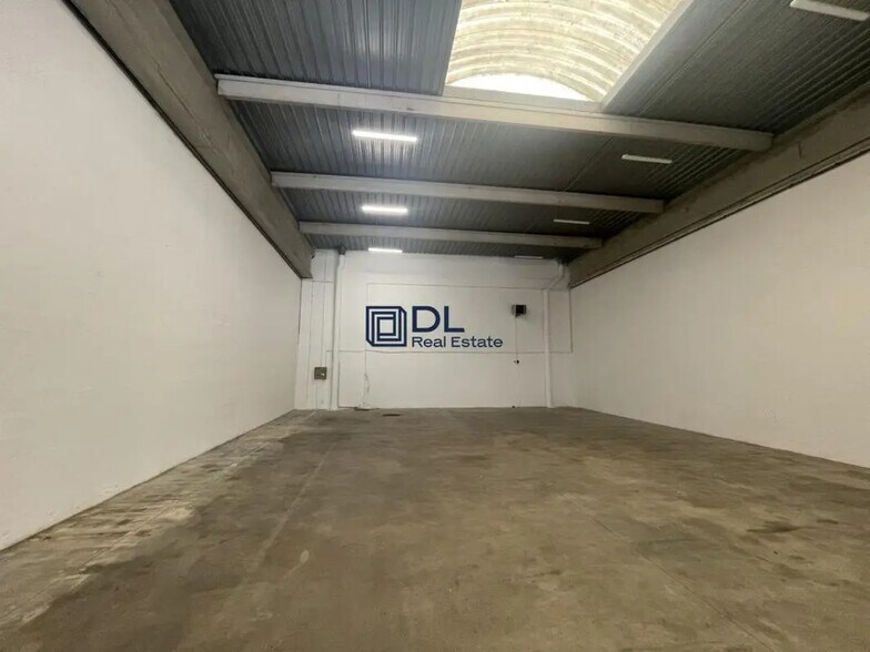 Industrial in Bondy for lease - Interior Photo - Image 1 of 9