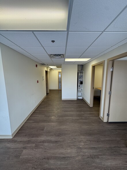2916 Ellwood Dr SW, Edmonton, AB for lease - Building Photo - Image 2 of 8
