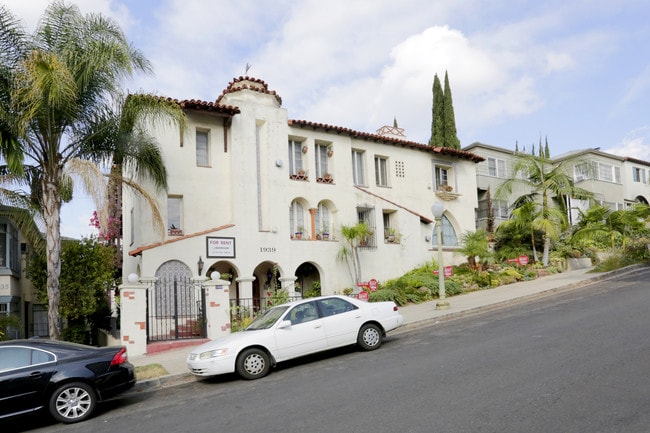 More details for 1939 N Kenmore Ave, Los Angeles, CA - Multifamily for Sale