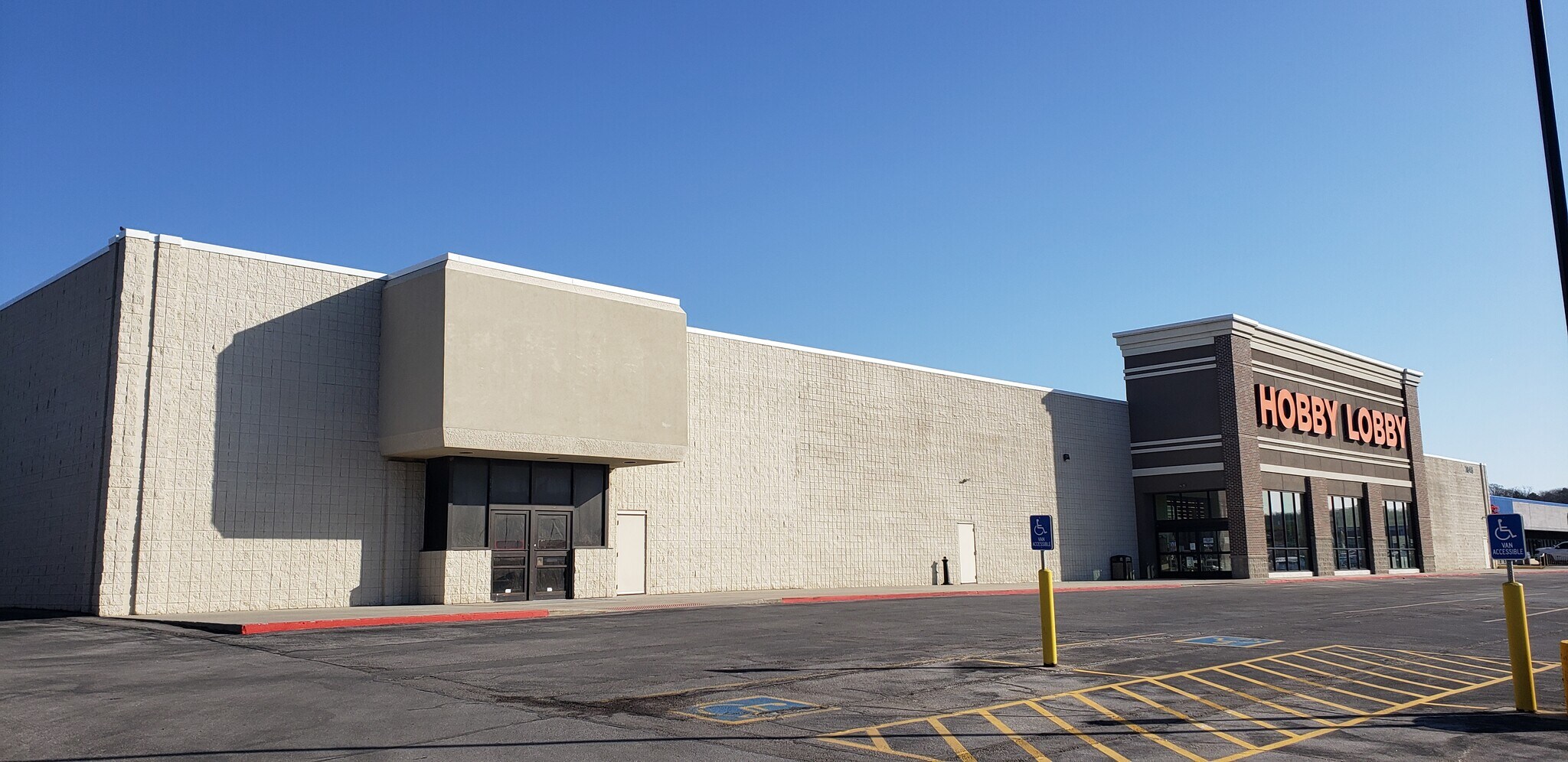 7946 Dodge St, Omaha, NE for lease Building Photo- Image 1 of 3