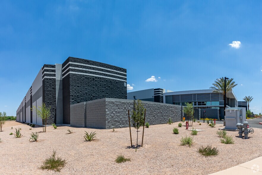 2165 S Douglas Dr, Chandler, AZ à vendre - Photo du bâtiment - Image 2 de 5