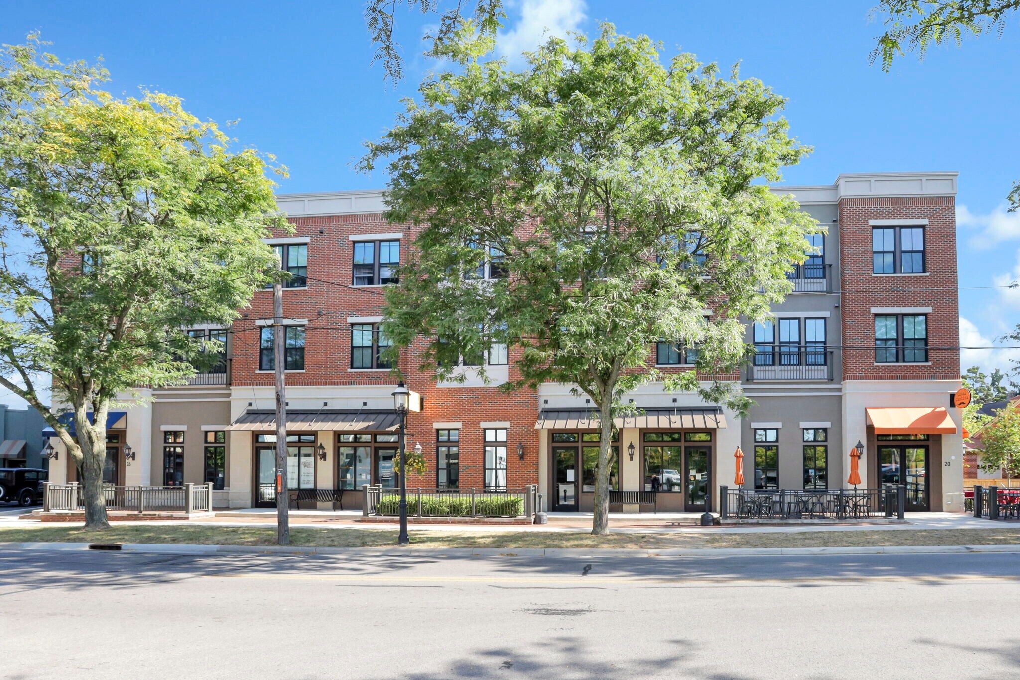 18-26 & 29-33 W Waterloo St portefeuille de 2 propriétés à vendre sur LoopNet.ca Photo principale- Image 1 de 41