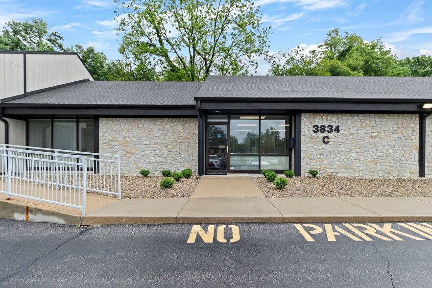 3834 S Emerson Ave, Indianapolis, IN à louer - Photo du bâtiment - Image 2 de 20