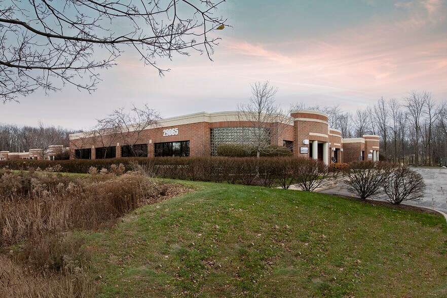29065 Clemens Rd, Westlake, OH à louer - Photo du bâtiment - Image 3 de 4