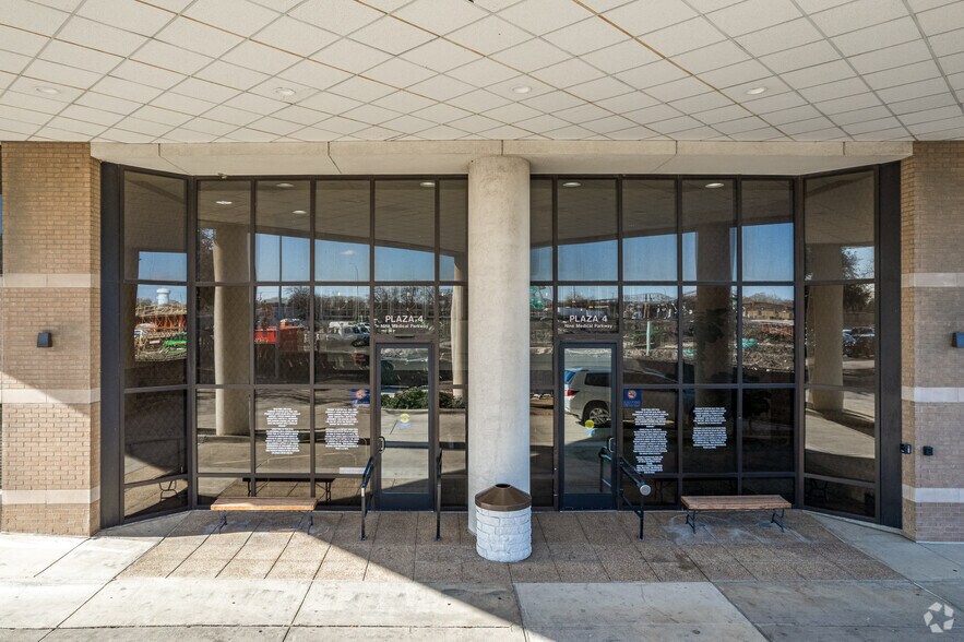 9 Medical Pky, Farmers Branch, TX à louer - Photo du bâtiment - Image 3 de 5