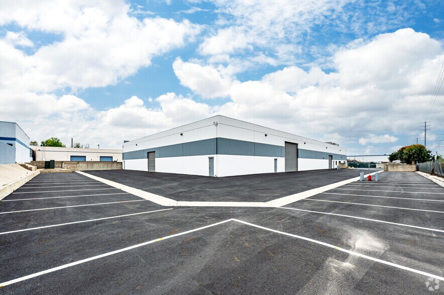 5236 Faraday Ct, Chino, CA à louer - Photo du bâtiment - Image 3 de 16