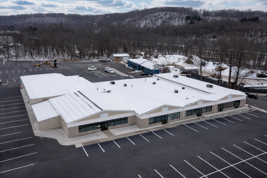 57 Church Hill Rd, Newtown, CT à louer - Photo principale - Image 1 de 5