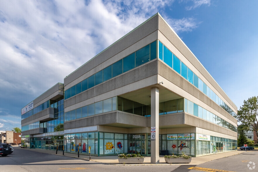 2035 Av Victoria, St-Lambert, QC à louer - Photo du bâtiment - Image 2 de 7