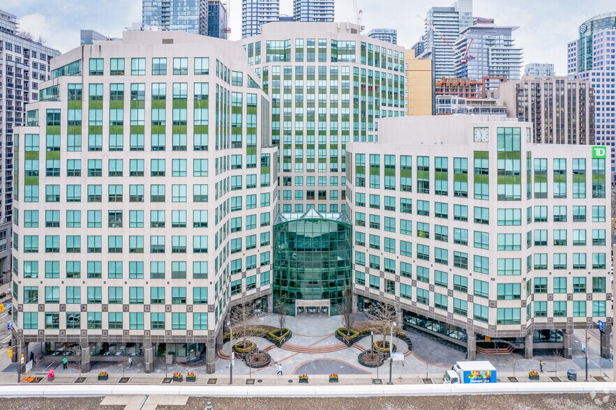 330 Front St W, Toronto, ON à louer - Photo du bâtiment - Image 3 de 10