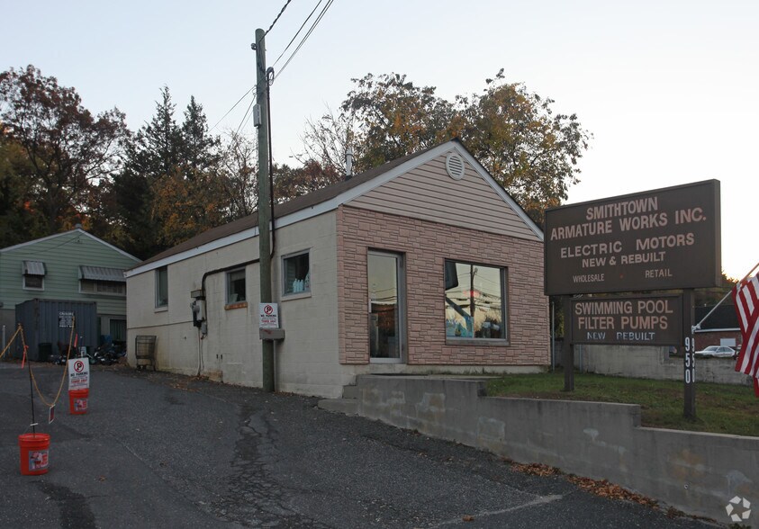 950 W Jericho Tpke, Smithtown, NY à vendre - Photo du bâtiment - Image 2 de 9