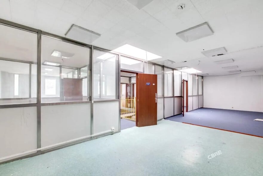 Flex in Rungis for lease - Interior Photo - Image 3 of 8