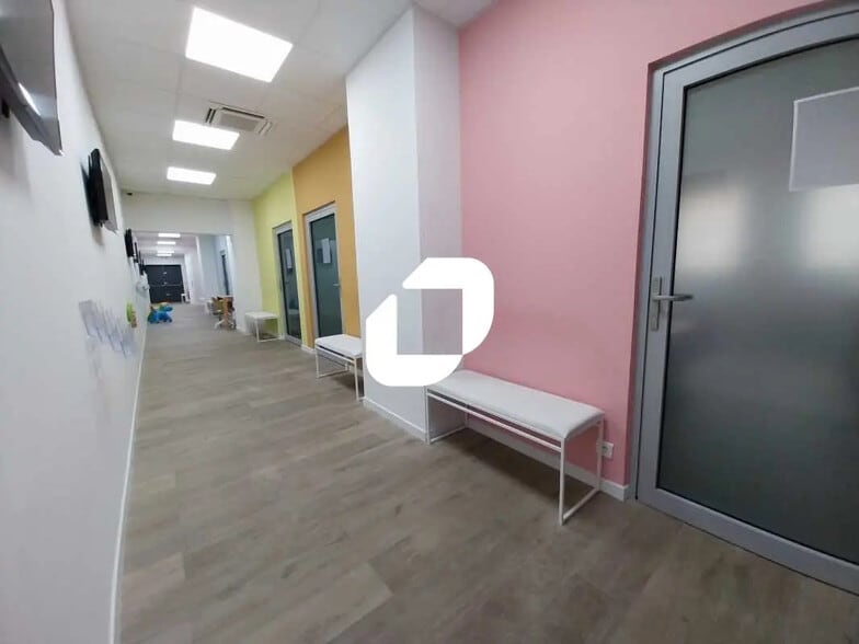 1-10 Place Charles De Gaulle, Montigny-le-Bretonneux à louer - Photo intérieure - Image 3 de 36