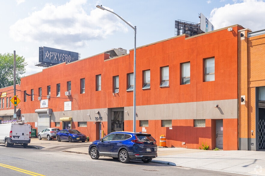 25-25 Borden Ave, Long Island City, NY for lease - Building Photo - Image 1 of 4