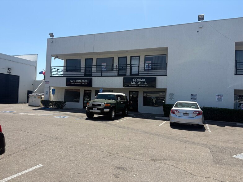 650-658 E San Ysidro Blvd, San Diego, CA à louer - Photo du bâtiment - Image 2 de 10