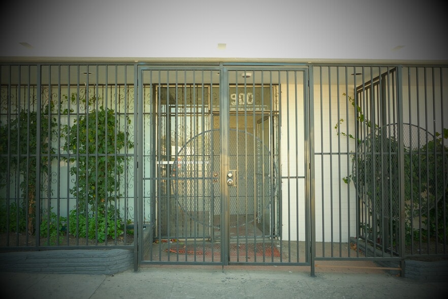 906 N Alvarado St, Los Angeles, CA for lease - Building Photo - Image 3 of 15