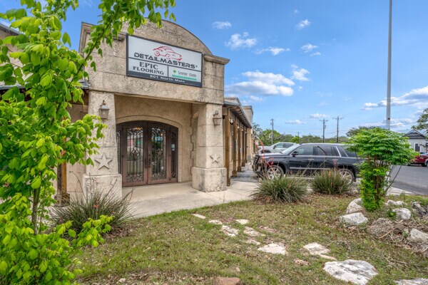 801 N Main St, Boerne, TX à vendre - Photo du bâtiment - Image 2 de 16