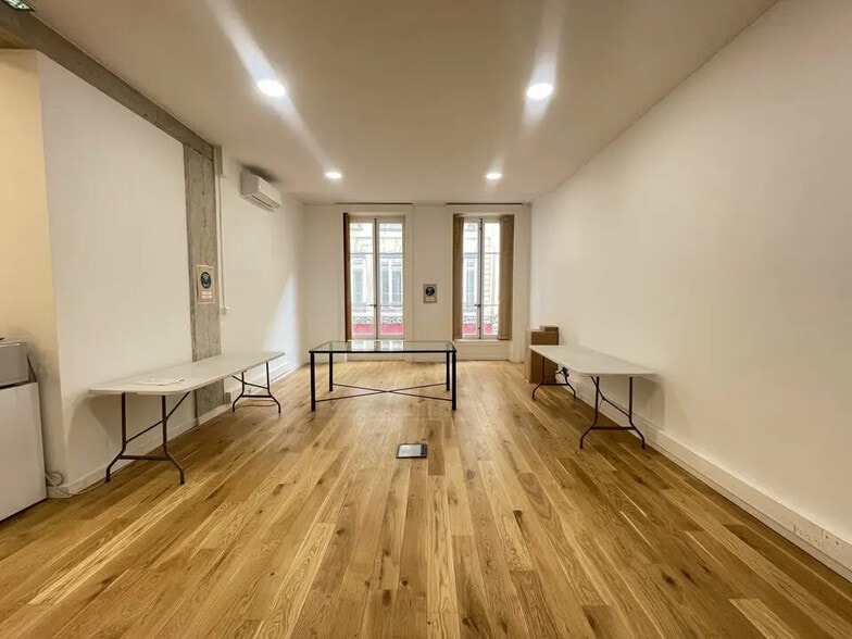 Office in Lyon for lease - Interior Photo - Image 3 of 6