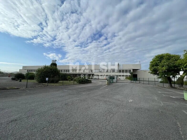 Flex dans Saint-Priest à louer - Photo du bâtiment - Image 2 de 17