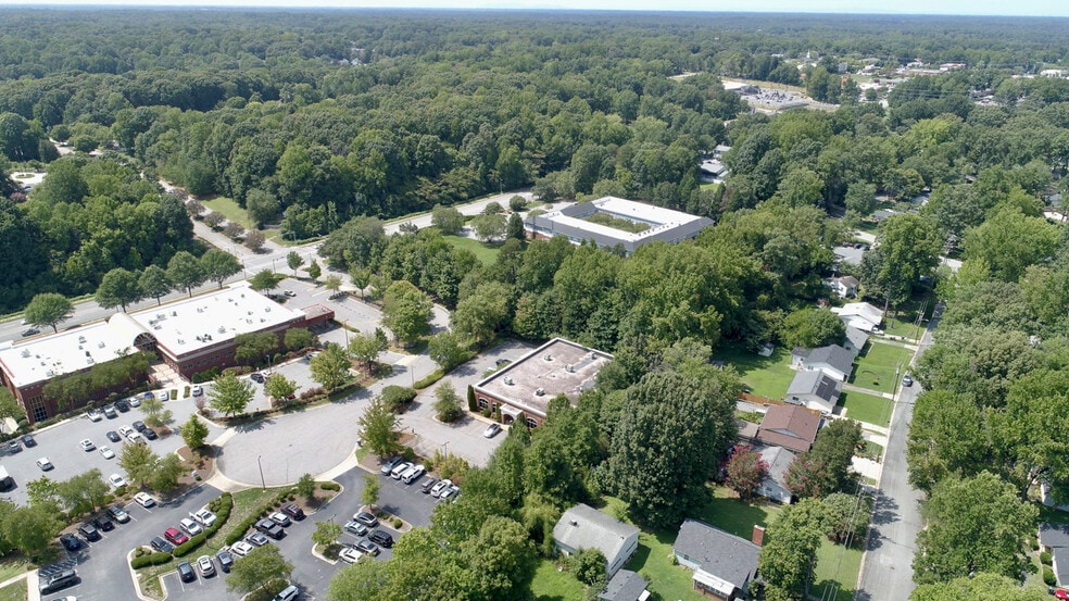 5 Corporate Center Ct, Greensboro, NC for lease - Building Photo - Image 2 of 12
