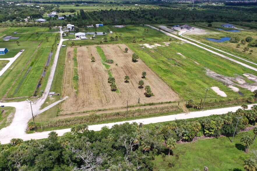 6140 21st SW ST, Vero Beach, FL à vendre - Photo du bâtiment - Image 3 de 30