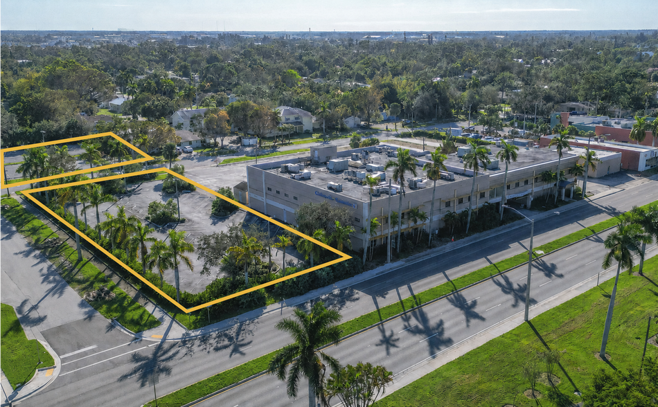 2507 Cleveland Ave, Fort Myers, FL à louer - Photo du bâtiment - Image 2 de 2