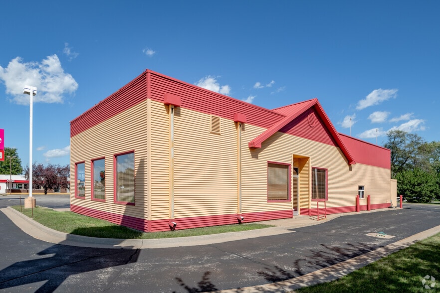 2070 S Koeller St, Oshkosh, WI à vendre - Photo du bâtiment - Image 3 de 27