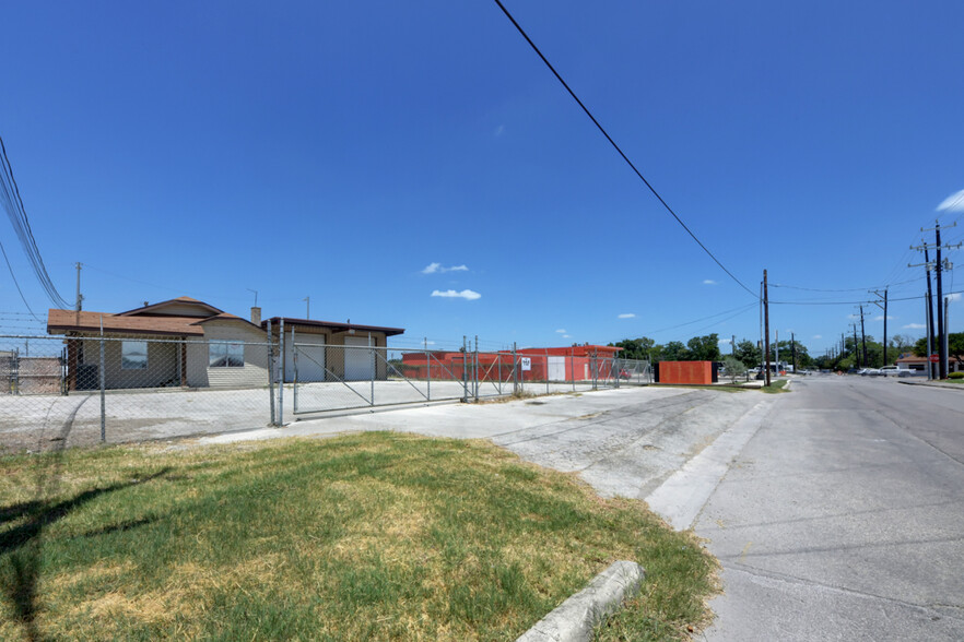 113 W Lindbergh Blvd, Universal City, TX for sale - Building Photo - Image 3 of 22