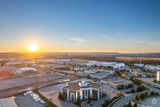 5515 N Service Rd, Burlington, ON - AERIAL  map view