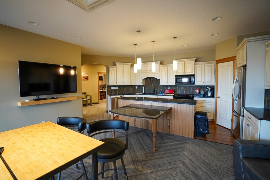 952 Boulder Blvd, Stony Plain, AB à louer - Photo du bâtiment - Image 3 de 9