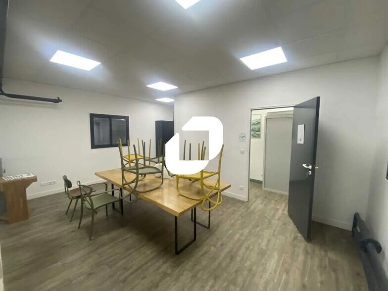 Local d'activités dans Osny à vendre - Photo du bâtiment - Image 2 de 18