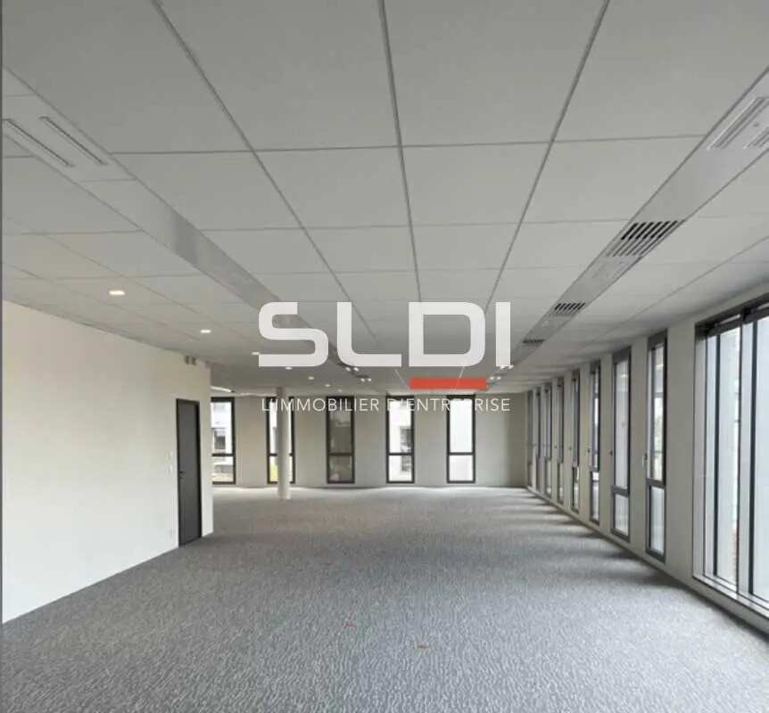 Office in Villeurbanne for lease Interior Photo- Image 1 of 4