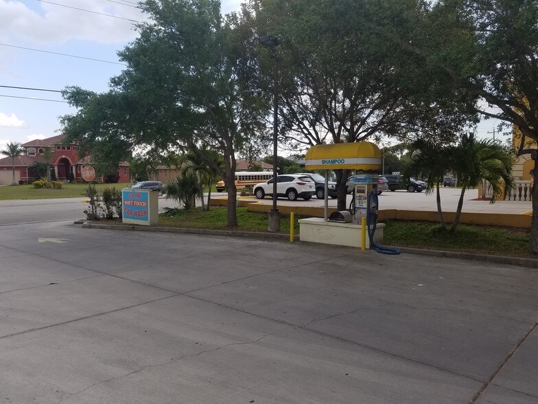 4628 Chiquita Blvd S, Cape Coral, FL à vendre - Photo du bâtiment - Image 3 de 17