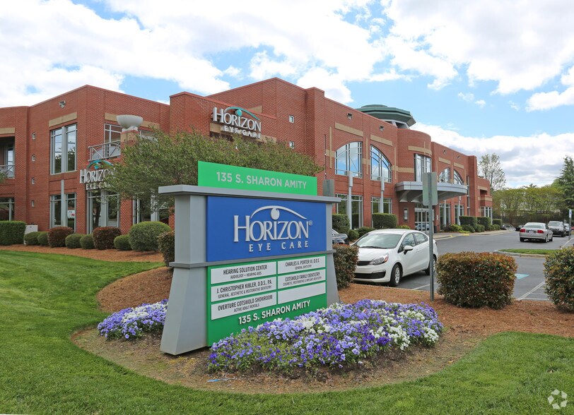 135 S Sharon Amity Rd, Charlotte, NC à louer - Photo du bâtiment - Image 2 de 2